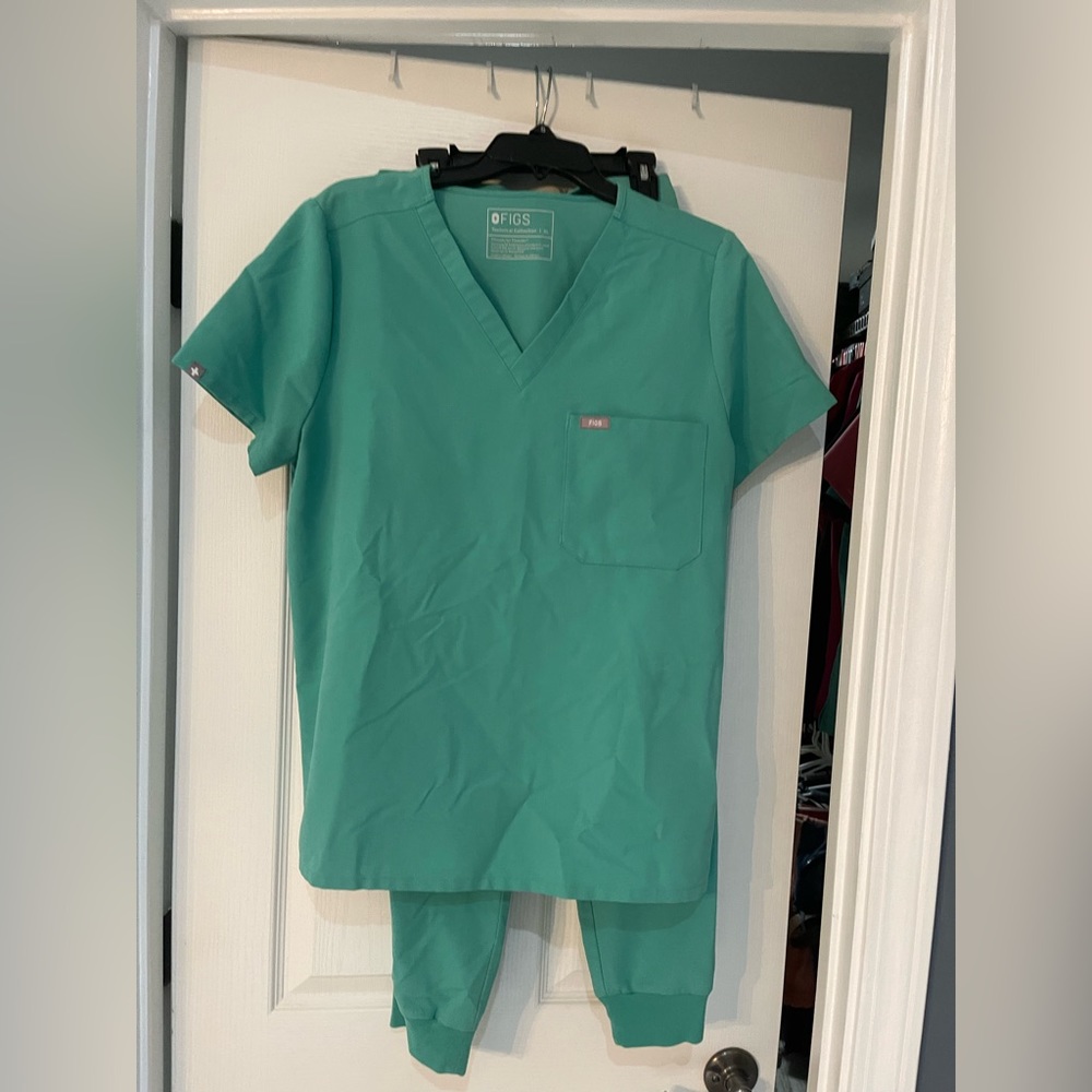 Figs gently used surgical green XL top with jogger bottoms.  (Bottoms are XL P)